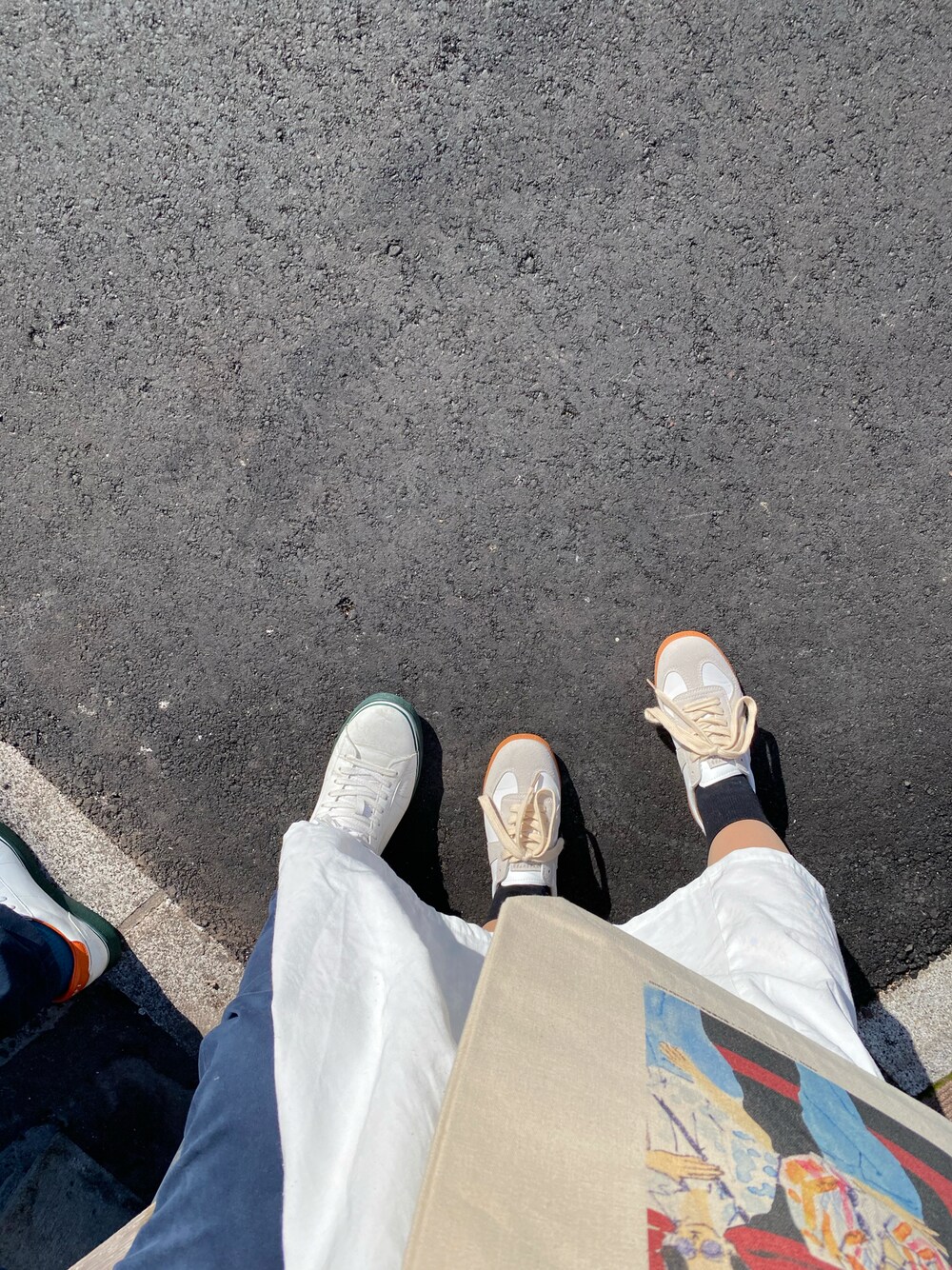 ホワイト系のシャツワンピース、ホワイト系のスニーカー、ホワイト系のスニーカーを着用したレディースの冬コーディネートの1枚目の写真