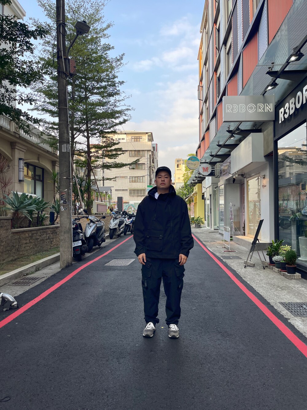 「一中r3born」｜「NEW BALANCEのアイテム（スニーカー、グレー系）」を使った、kevinlai2530さん（メンズ・165cm）の秋コーディネートの1枚目の写真