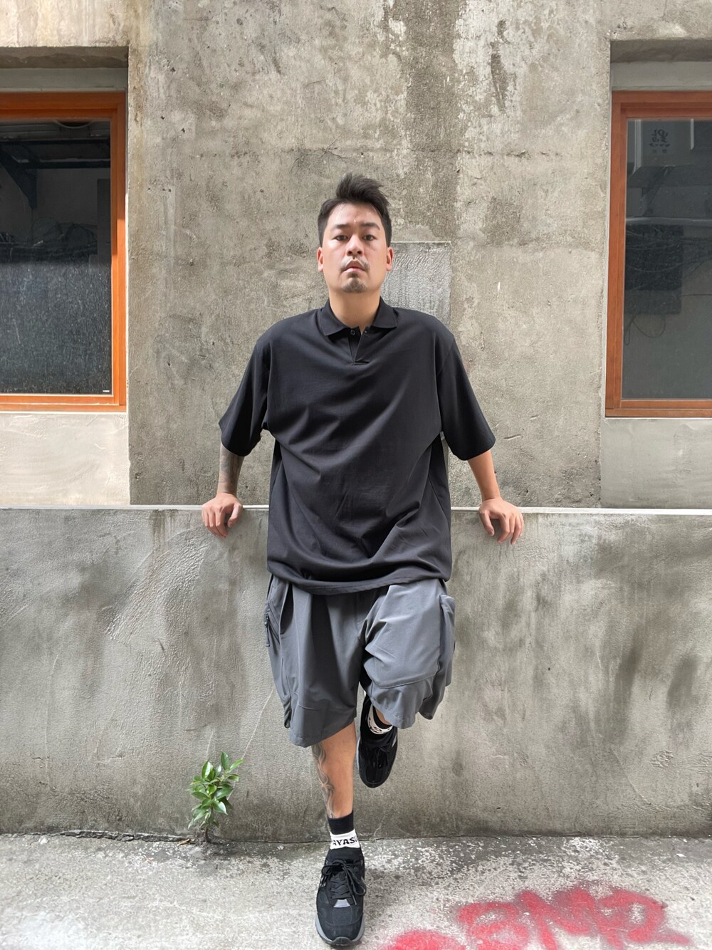 「一中街」｜「NEW BALANCEのアイテム（スニーカー、ブラック系）」を使った、kevinlai2530さん（メンズ・165cm）の秋コーディネートの1枚目の写真