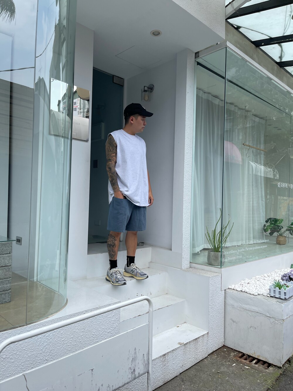 「一中街、一中r3born、r3born1920」｜「NEW BALANCEのM1906R（スニーカー、シルバー系）」を使った、kevinlai2530さん（メンズ・165cm）の秋コーディネートの1枚目の写真