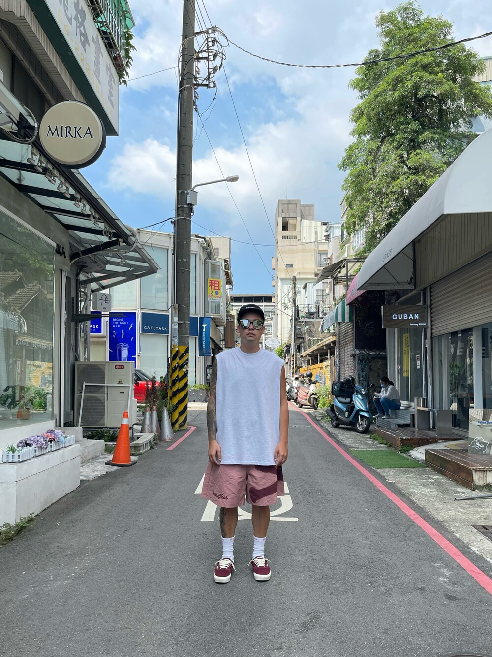 「一中街」｜「VANSのアイテム（スニーカー、レッド系）」を使った、kevinlai2530さん（メンズ・165cm）の秋コーディネートの1枚目の写真