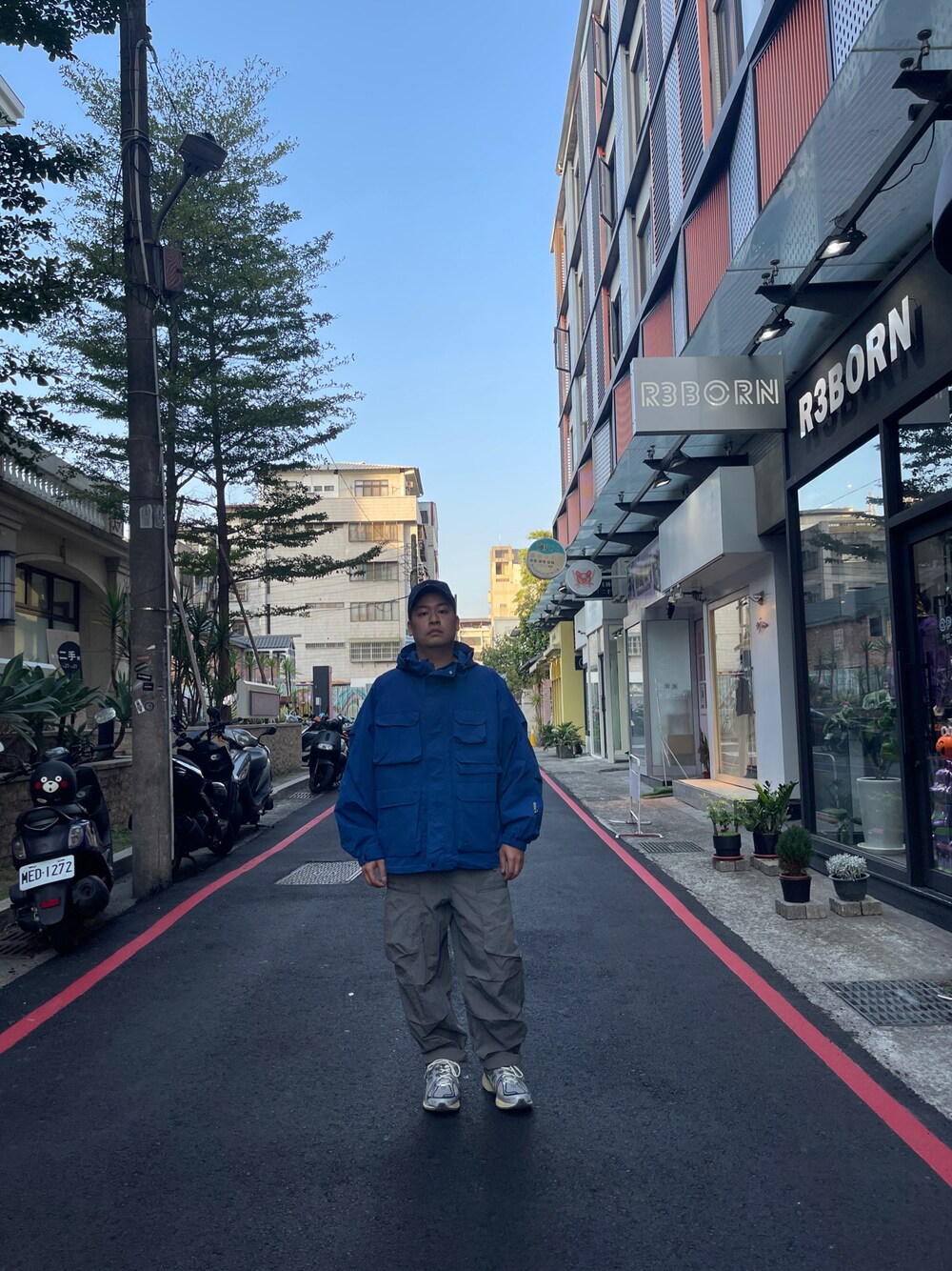 「一中r3born」｜「R3BORN1920のアイテム（チノパンツ、シルバー系）」を使った、kevinlai2530さん（メンズ・165cm）の秋コーディネートの1枚目の写真