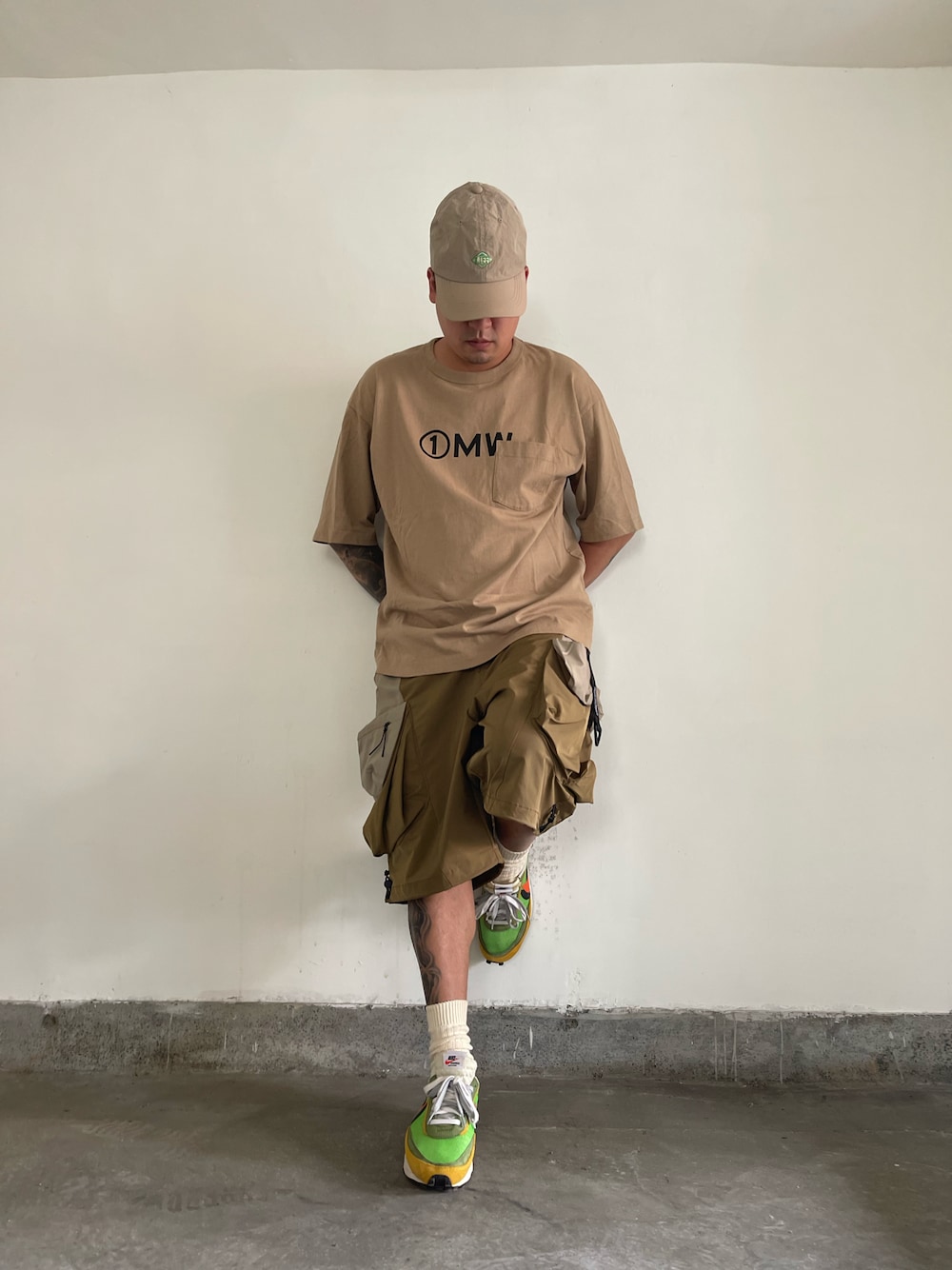 「一中街」｜「NIKEのアイテム（スニーカー、グリーン系）」を使った、kevinlai2530さん（メンズ・165cm）の秋コーディネートの1枚目の写真