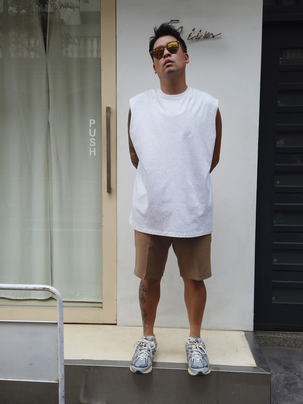 「R3BORNのアイテム（タンクトップ、グレー系）」を使った、kevinlai2530さん（メンズ・165cm）の秋コーディネートの1枚目の写真