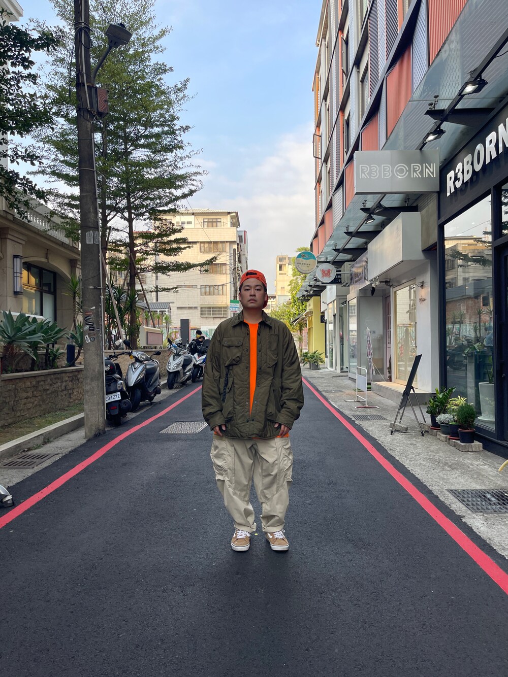 「一中r3born」｜「VANSのアイテム（スニーカー、ブラウン系）」を使った、kevinlai2530さん（メンズ・165cm）の秋コーディネートの1枚目の写真