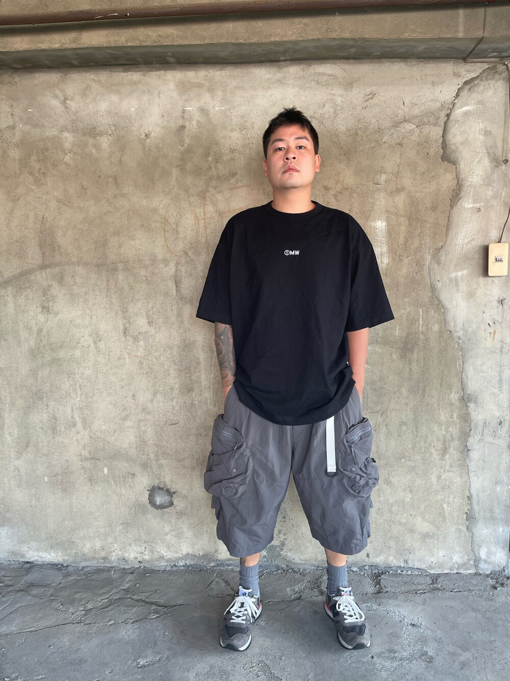 「一中街」｜「GUのアイテム（Tシャツ/カットソー、ブラック系）」を使った、kevinlai2530さん（メンズ・165cm）の秋コーディネートの1枚目の写真