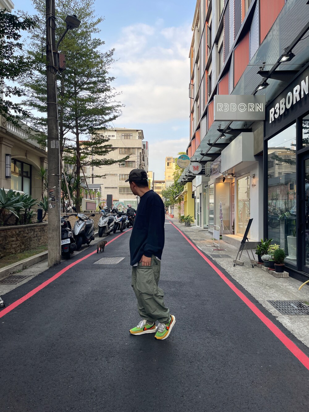 「一中r3born」｜「R3BORNのアイテム（チノパンツ、グリーン系）」を使った、kevinlai2530さん（メンズ・165cm）の秋コーディネートの1枚目の写真