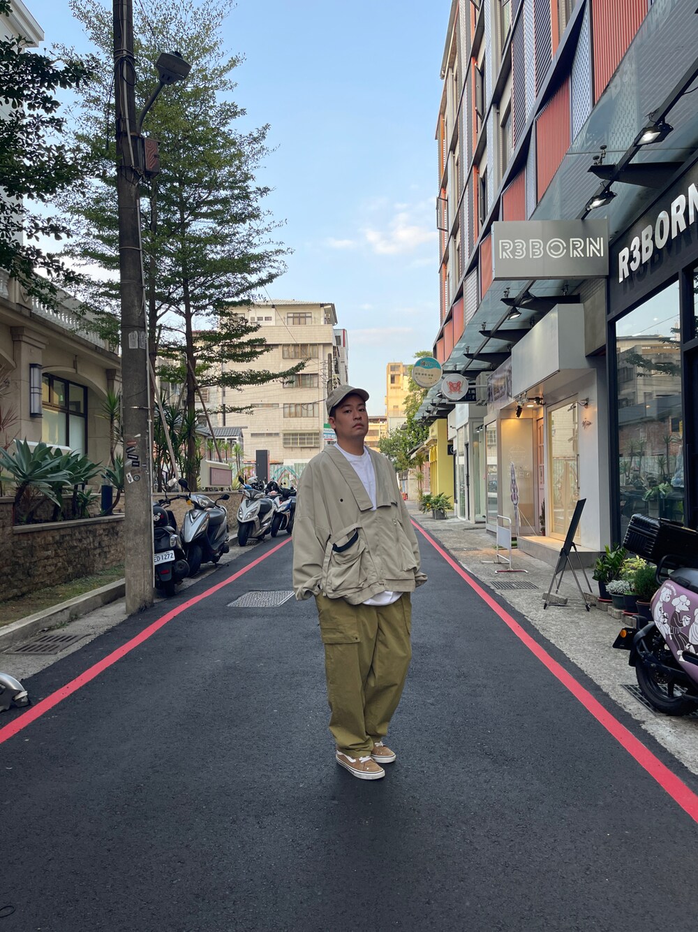 「一中r3born」｜「R3BORNのアイテム（チノパンツ、ブラウン系）」を使った、kevinlai2530さん（メンズ・165cm）の秋コーディネートの1枚目の写真