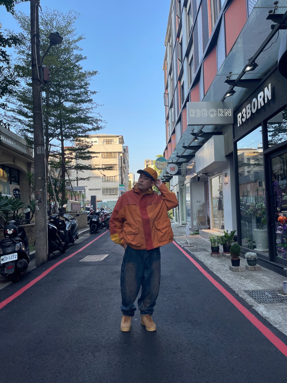 「一中r3born」｜「R3BORN1920のアイテム（マウンテンパーカー、オレンジ系）」を使った、kevinlai2530さん（メンズ・165cm）の秋コーディネートの1枚目の写真