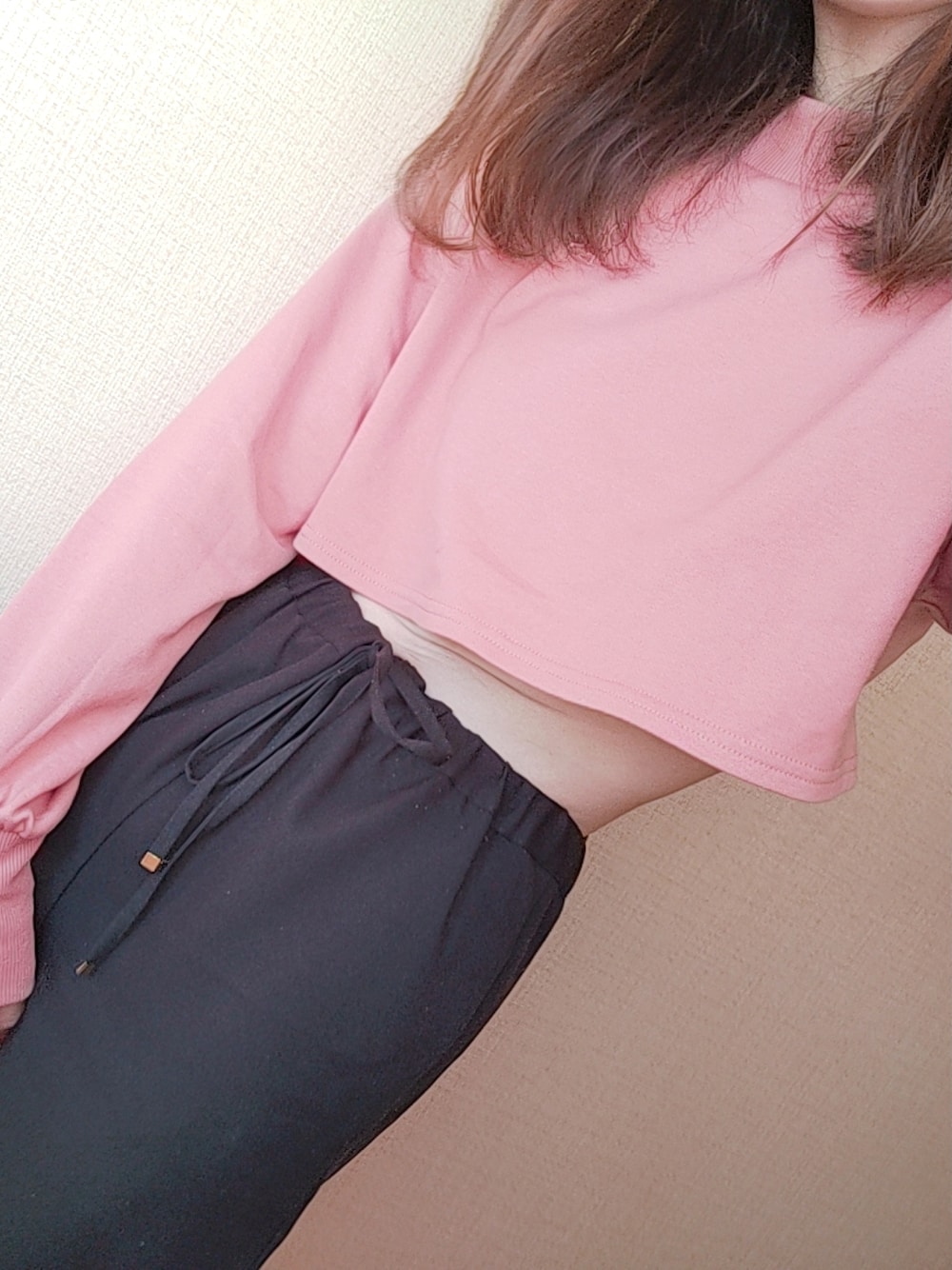 「カジュアルコーデ、しまむら、しまむらコーデ、てらさんコラボ、黒パンツ、ダンスコーデ、ピンク×ブラック、ピンクトップス、シンプルスタイル、クロップド丈、ショート丈トップス、ショート丈、スウェット、ラフ、terawearemu」｜「OLIVE des OLIVEのハイネッククロップドプルオーバー（スウェット、ピンク系）」を使った、eimtさん（レディース・169cm）の冬コーディネートの1枚目の写真