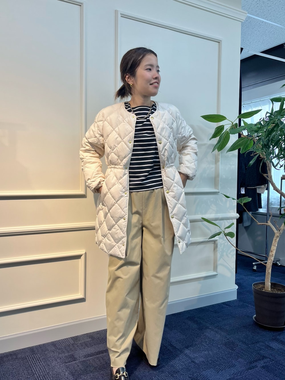 nol kuriharaさんの「◇【WEB限定】【TAION×LIMONTA EAST】別注ウエスト切替えノーカラーダウン（TAION）」を使ったコーディネートの1枚目の写真
