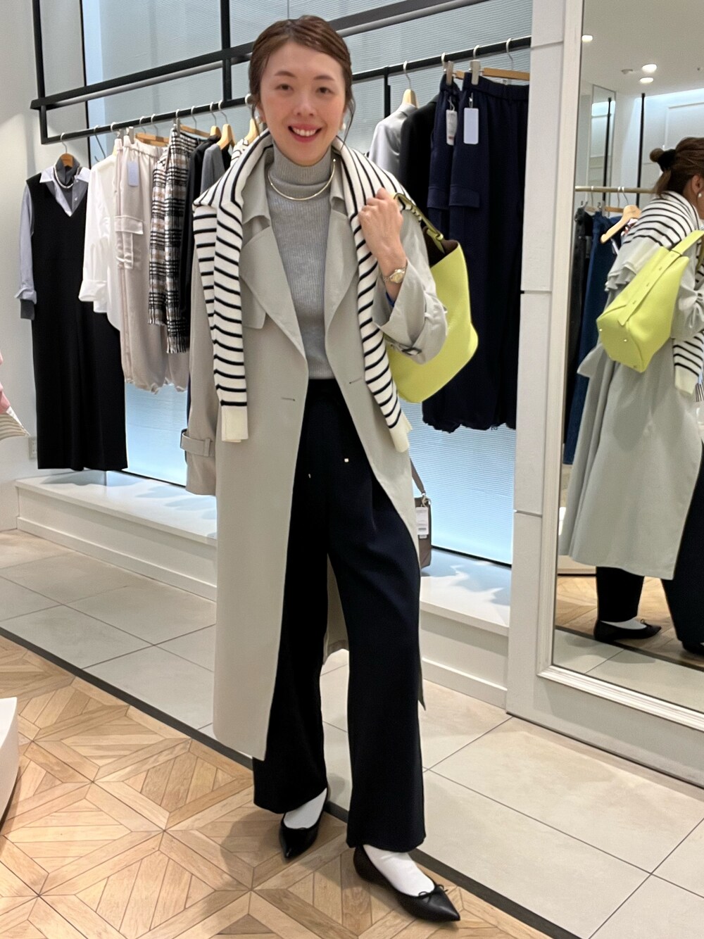 「カジュアルスタイル、大人可愛い、パンツスタイル、春服、リラックススタイル、ニットコーデ、アラフォー、アラフィフ、40代ファッション、40代女性、ノーリーズ、ノーリーズソフィー、トレンチコート、イージーパンツ」｜「NOLLEY’S Sophiの撥水ライトトレンチコート（トレンチコート、グリーン系）」を使った、akiyamaさん（レディース・168cm）の冬コーディネートの1枚目の写真