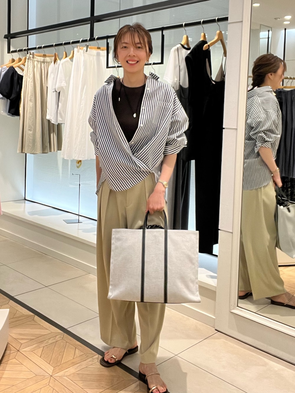 「柄シャツ、レイヤードスタイル、夏コーデ、ピンクシャツ、大人カジュアルコーデ、レディースファッション、デイリーカジュアル、大人コーデ、ワイドパンツ、高身長女子、ノーリーズ、アラフォー、アラフィフ、アラフォーコーデ、ストライプシャツ」｜「NOLLEY’S Sophiのタンブラーストライプ3WAYシャツ（シャツ/ブラウス、ブルー系）」を使った、akiyamaさん（レディース・168cm）の夏コーディネートの1枚目の写真