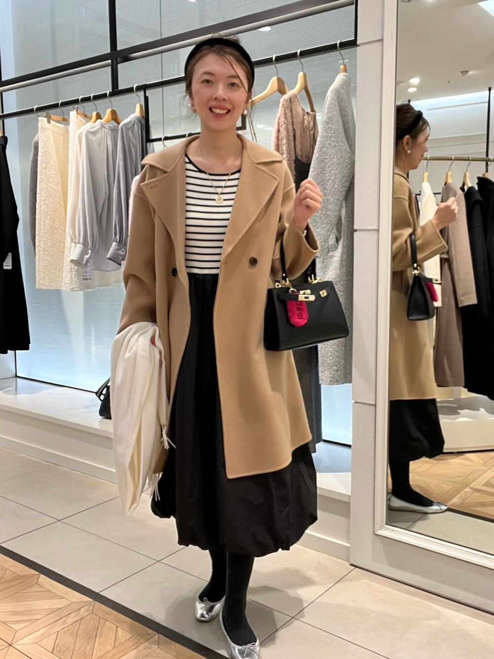 「おでかけコーデ、休日スタイル、オトナカワイイ、大人コーデ、冬のコーデ、大人ガーリー、大人女子、高身長女子、ノーリーズ、ワンピース、ボーダーワンピース、キャメル、リバーコート、チャーム、アラフォー」｜「NOLLEY’SのS140シャルムビーバーリバーコート（その他アウター、イエロー系）」を使った、akiyamaさん（レディース・168cm）の冬コーディネートの1枚目の写真