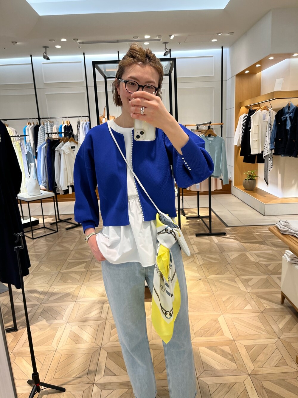 「カーディガン、ブルーコーデ、デニムパンツ、スカーフ、ポシェット、休日コーデ、シンプルスタイル、カジュアルコーデ、シンプルコーデ、高身長女子、カラーコーデ、パンツスタイル、アラフォー、アラフォーコーデ、オトナカワイイ」｜「NOLLEY’Sの《手洗い可能》ミニパールカーディガン（カーディガン/ボレロ、ブルー系）」を使った、akiyamaさん（レディース・168cm）の春コーディネートの1枚目の写真