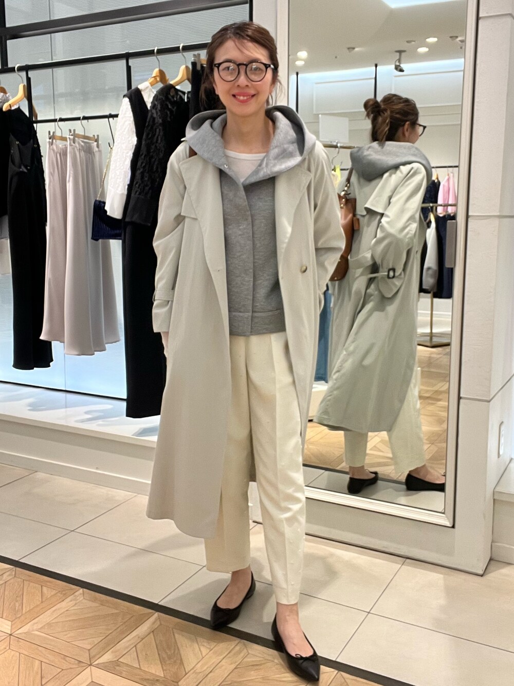 「メガネ女子、春服コーデ、オトナ女子、春先取り、大人かわいい、楽チンコーデ、高身長女子、モノトーン、ノーリーズ、アラフォー、アラフィフ、40代ファッション、40代女性、トレンチコート」｜「NOLLEY’Sのウェリントンメガネ（メガネ、ブラック系）」を使った、akiyamaさん（レディース・168cm）の冬コーディネートの1枚目の写真