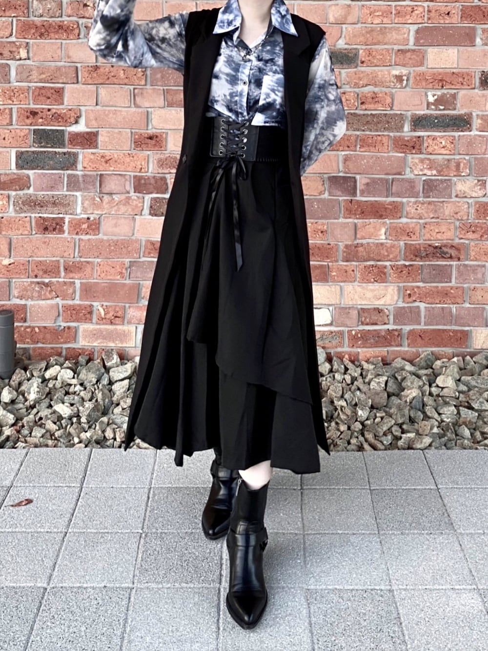 「オトナ女子、休日スタイル、お出かけコーデ、おしゃれさんと繋がりたい、ブラックコーデ、モード、モード系、ジレ」｜「minsobiのアイテム（スカート、ブラック系）」を使った、nemutai142さん（レディース・155cm）の冬コーディネートの1枚目の写真