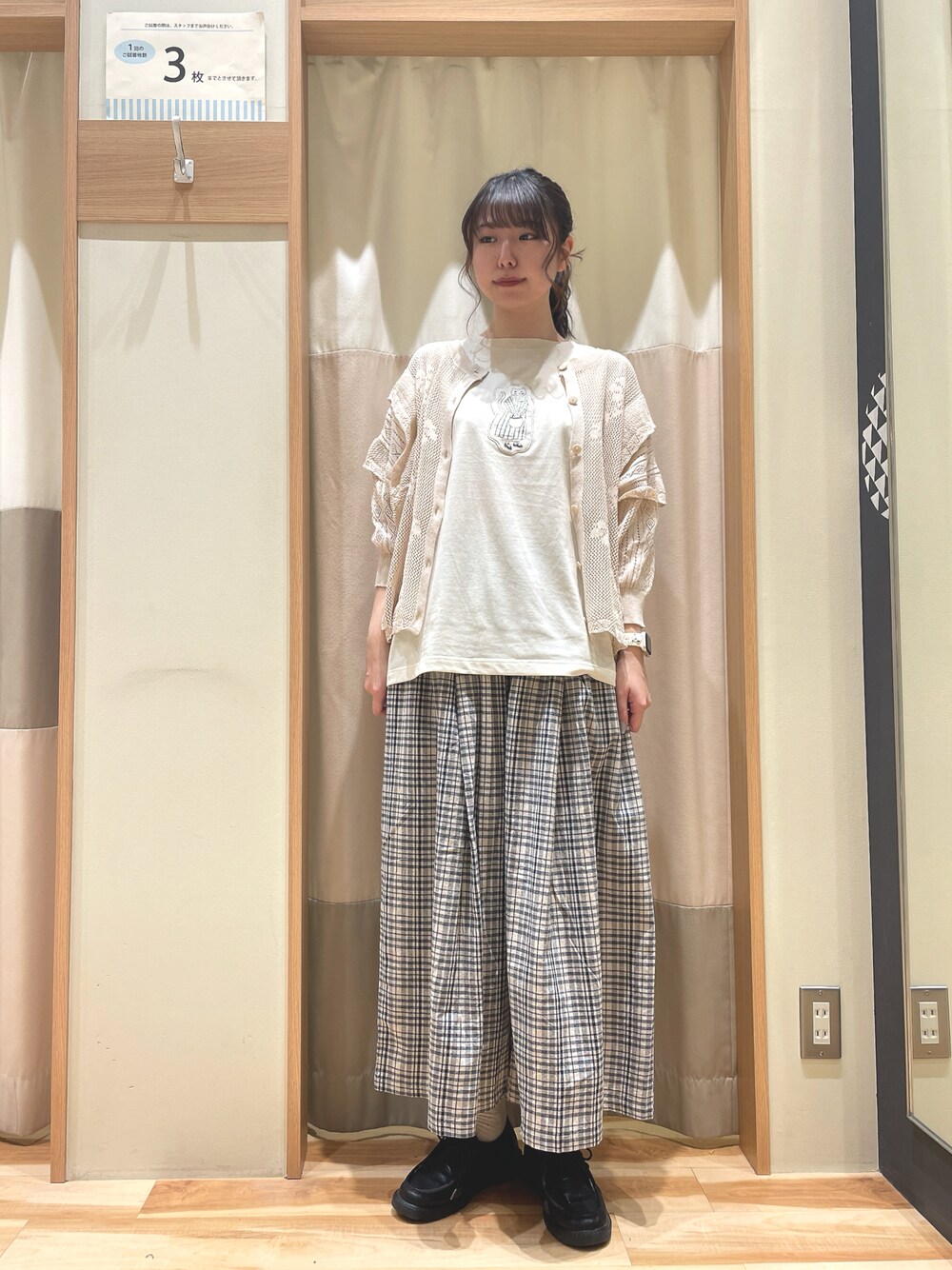 「春夏コーデ、初夏コーデ、サマンサ モスモス(Samansa Mos2)、Samansa Mos2、SM2、カーディガン、Tシャツ、チェック」｜「Samansa Mos2のアイテム（パンツ、ベージュ系）」を使った、もももさん（レディース・165cm）の春コーディネートの1枚目の写真