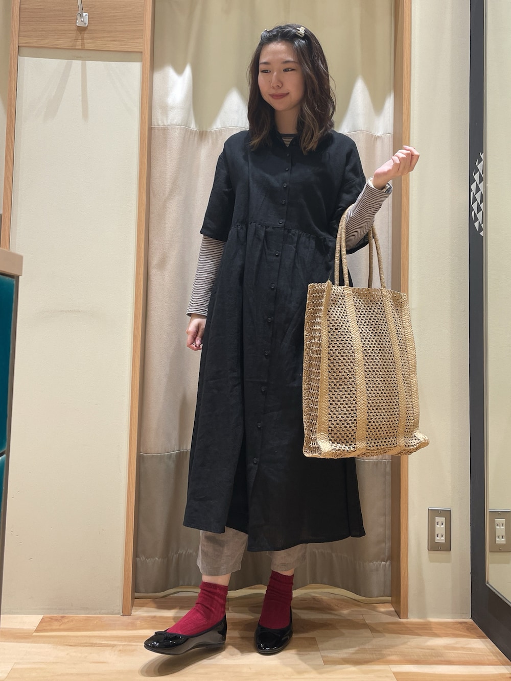 「レイヤードスタイル、ブラック、ボーダートップス、ボーダー、Samansa Mos2、SM2、サマンサ モスモス(Samansa Mos2)、リネンワンピース、リネン、リネンパンツ、大人カジュアル」｜「Samansa Mos2の透かしペーパートートバッグ（ハンドバッグ、ベージュ系）」を使った、もももさん（レディース・165cm）の春コーディネートの1枚目の写真