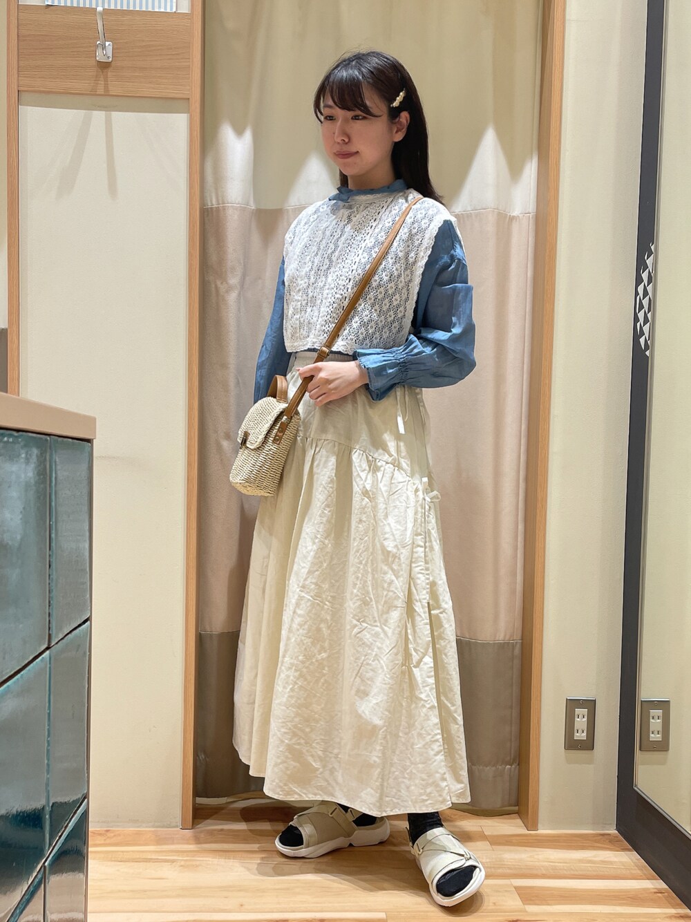 「お出かけコーデ、サマンサ モスモス(Samansa Mos2)、Samansa Mos2、SM2、ナチュラル、レイヤードスタイル」｜「Samansa Mos2の【S/XLサイズ WEB限定】メッシュベルトスポーツサンダル（サンダル、ベージュ系）」を使った、もももさん（レディース・165cm）の春コーディネートの1枚目の写真