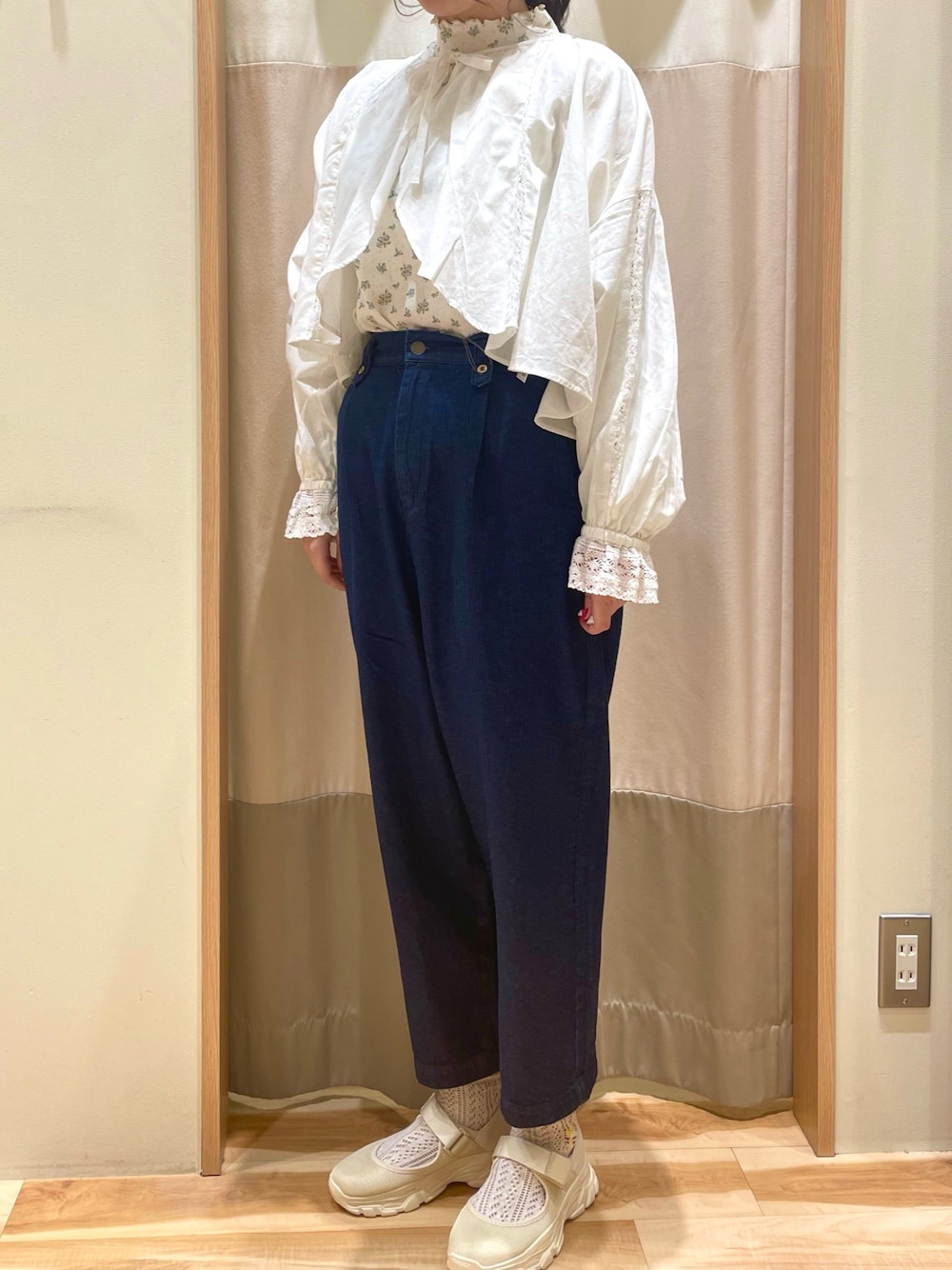 「パンツスタイル、春ファッション、花柄、ボレロ、レース、サマンサ モスモス(Samansa Mos2)、デニム、デニムパンツ」｜「Samansa Mos2の【オーガニックコットン】レースボレロブラウス（シャツ/ブラウス、ホワイト系）」を使った、もももさん（レディース・164cm）の春コーディネートの1枚目の写真