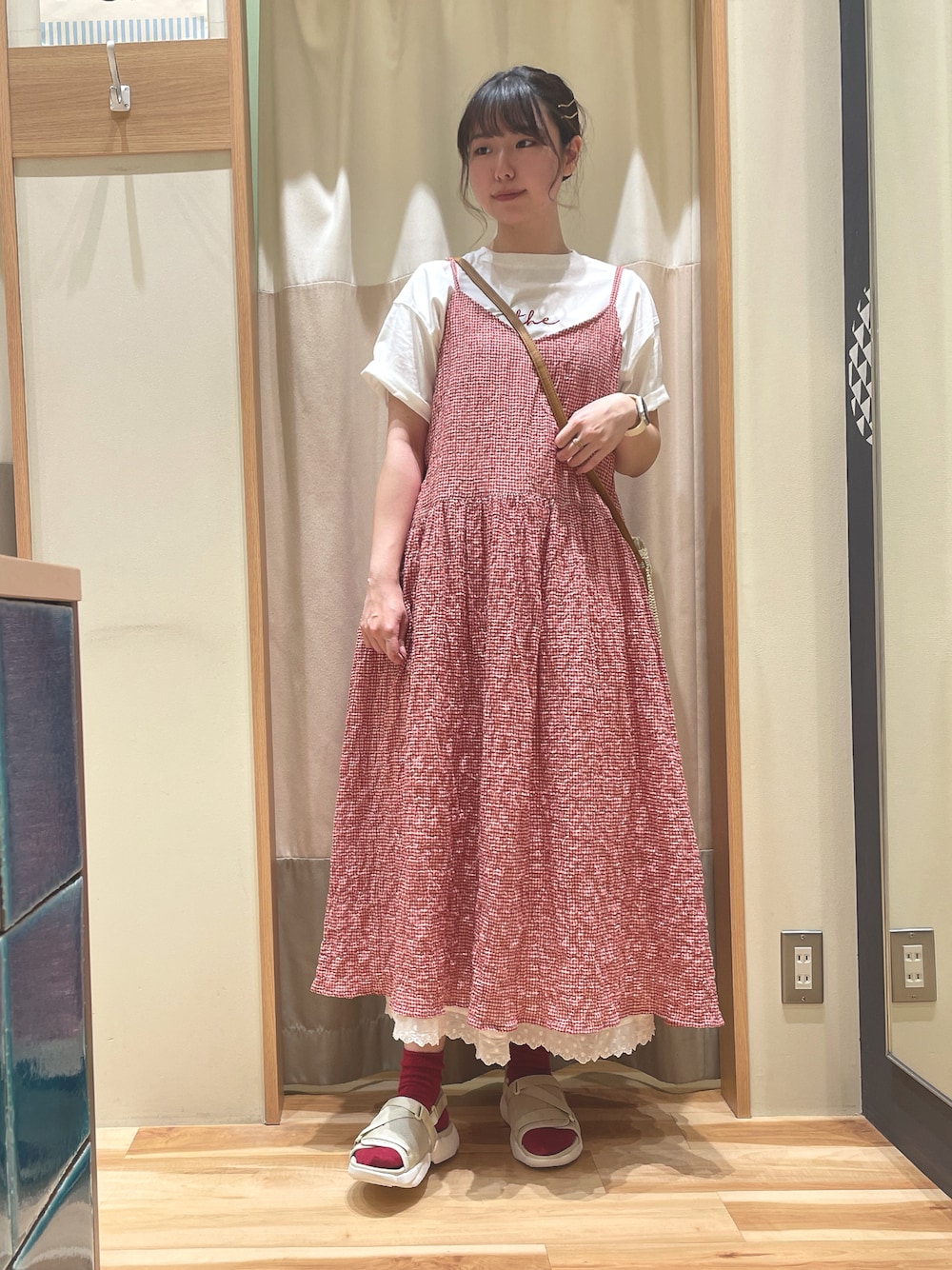「ゆべし×SamansaMos2、ゆべしコラボ、サマンサ モスモス(Samansa Mos2)、Samansa Mos2、SM2、キャミワンピ、Tシャツ、夏コーデ、ギンガムチェック、ロゴ刺繍、スカート、サンダル」｜「Samansa Mos2の【S/XLサイズ WEB限定】メッシュベルトスポーツサンダル（サンダル、ベージュ系）」を使った、もももさん（レディース・165cm）の春コーディネートの1枚目の写真