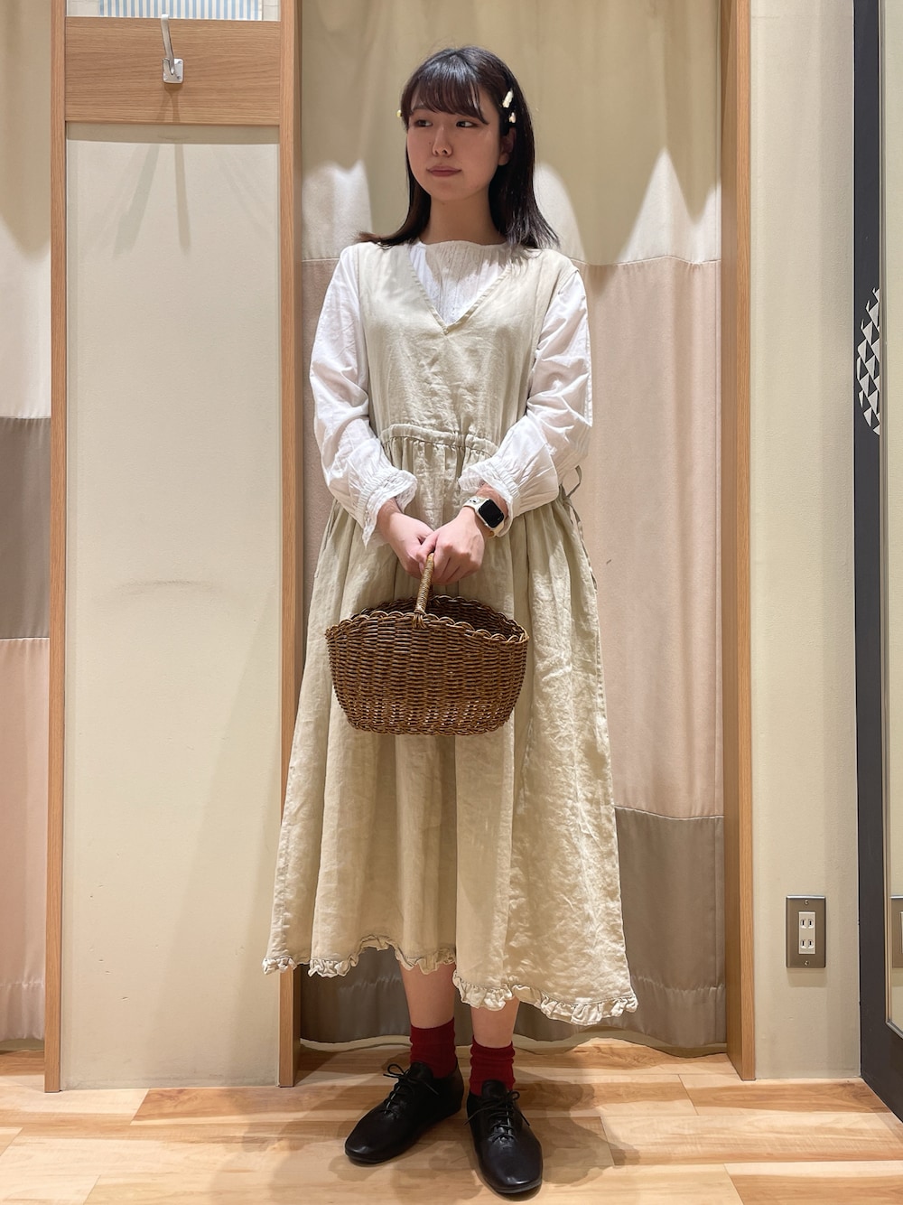 ブラウン系のかごバッグ、ホワイト系のワンピース、ホワイト系のワンピースを着用したレディースの春コーディネートの1枚目の写真