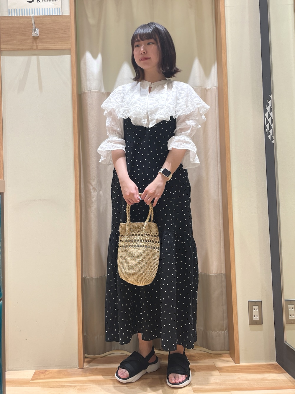 「モノトーン、サマンサ モスモス(Samansa Mos2)、Samansa Mos2、SM2、夏コーデ、ブラウス、キャミワンピ、ドット」｜「Samansa Mos2の【S/XLサイズ WEB限定】メッシュベルトスポーツサンダル（サンダル、ブラック系）」を使った、もももさん（レディース・165cm）の春コーディネートの1枚目の写真