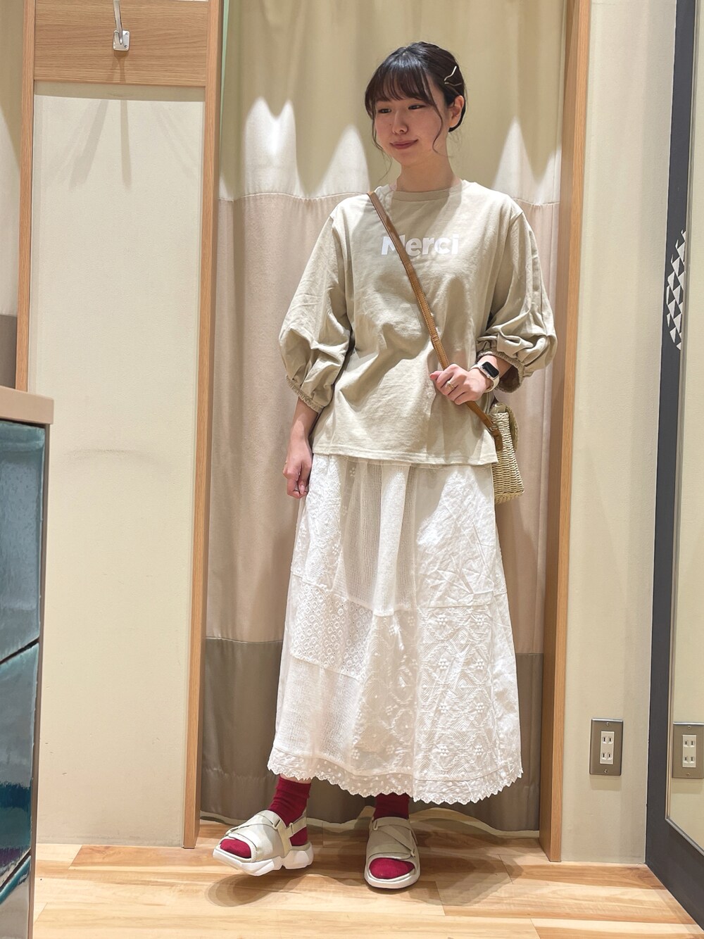 「春夏コーデ、ラクチンコーデ、着回しコーデ、大人カジュアル、春ファッション、夏服、スカート、パッチワーク、サンダル、サマンサ モスモス(Samansa Mos2)、Samansa Mos2、SM2」｜「Samansa Mos2の【S/XLサイズ WEB限定】メッシュベルトスポーツサンダル（サンダル、ベージュ系）」を使った、もももさん（レディース・165cm）の春コーディネートの1枚目の写真