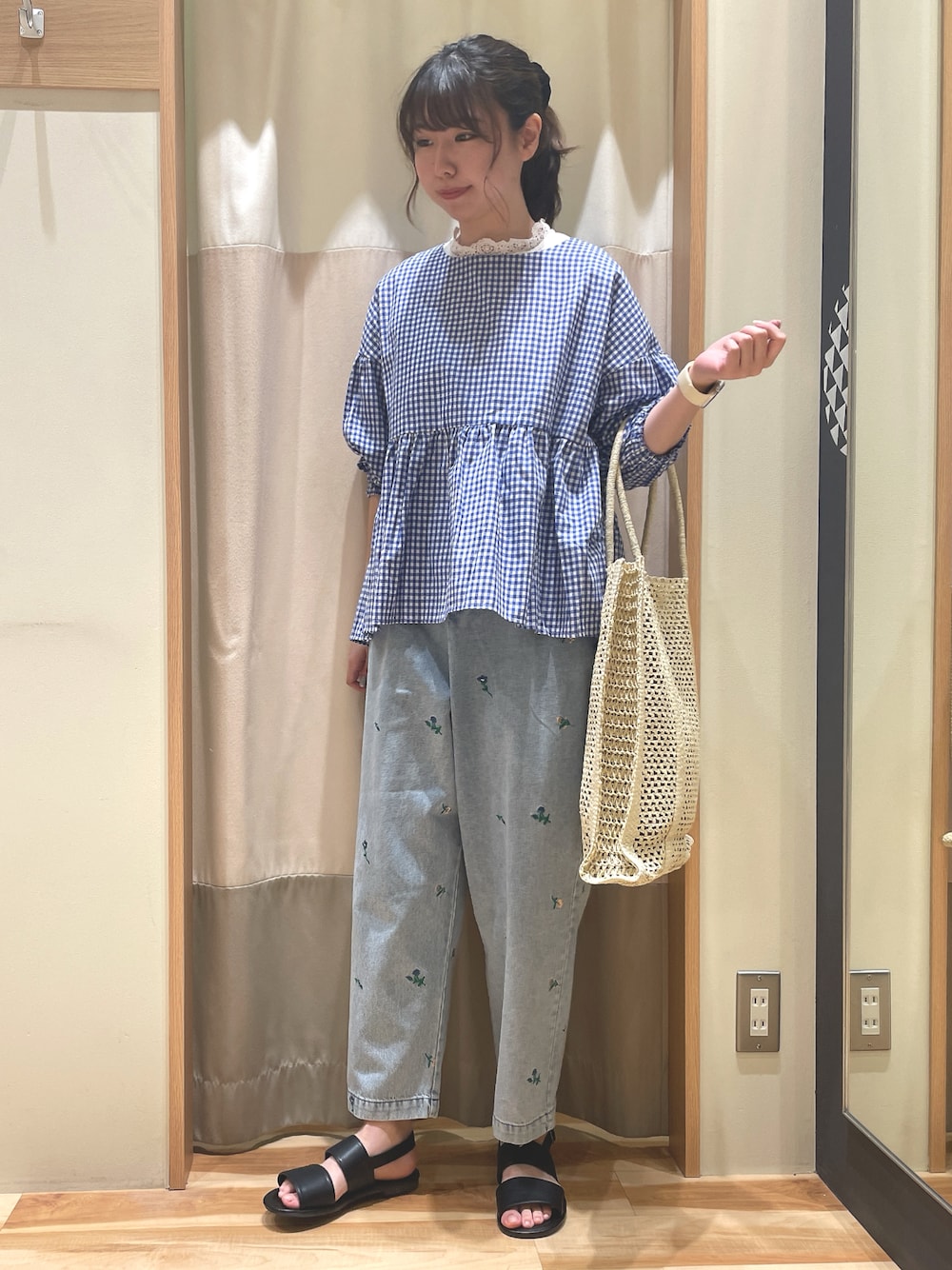 「春夏コーデ、デニム、夏コーデ、ギンガムチェック、ブルー、サマンサ モスモス(Samansa Mos2)、Samansa Mos2、SM2」｜「Samansa Mos2の【S/XLサイズ WEB限定】ダブルベルトサンダル（サンダル、ブラック系）」を使った、もももさん（レディース・165cm）の春コーディネートの1枚目の写真