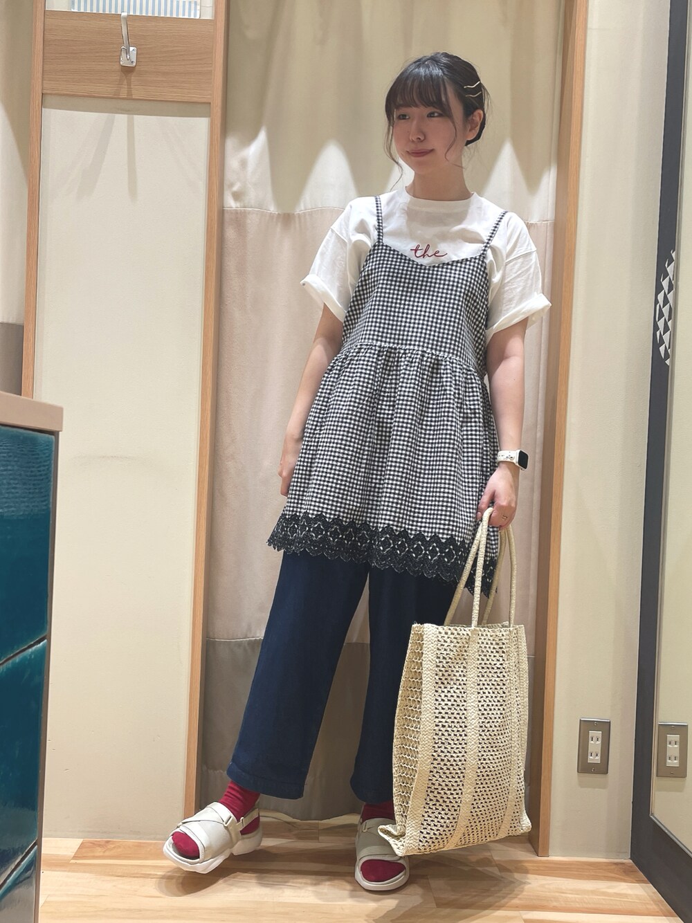 「パンツスタイル、春夏コーデ、ギンガムチェック、Tシャツ、サマンサ モスモス(Samansa Mos2)、Samansa Mos2、SM2」｜「Samansa Mos2の裾スカラップ刺繍キャミチュニック（シャツ/ブラウス、グレー系）」を使った、もももさん（レディース・165cm）の春コーディネートの1枚目の写真