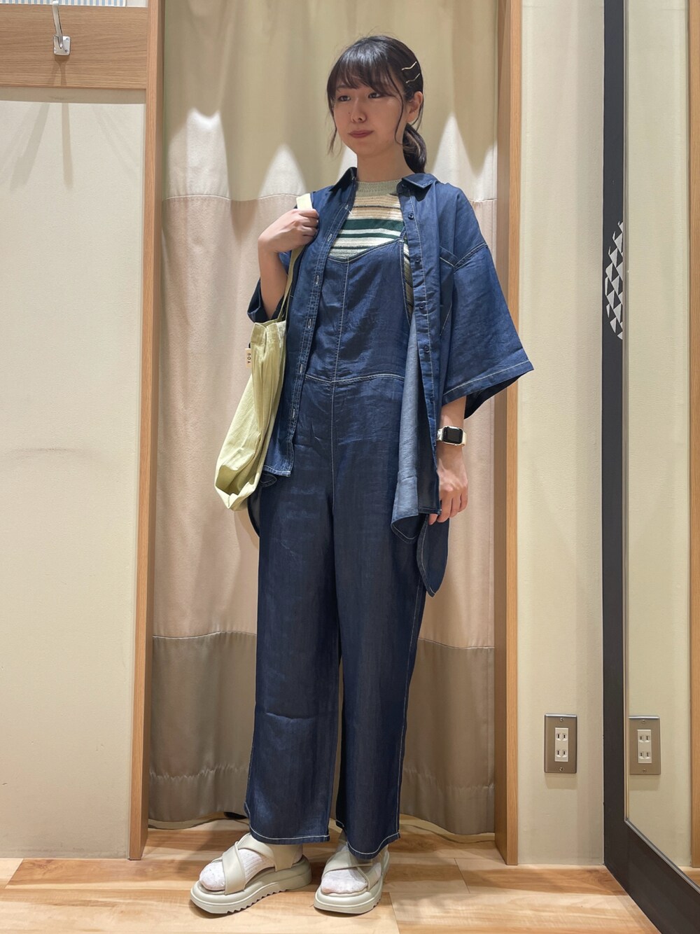 「大人カジュアル、オトナカジュアル、シンプルコーデ、リラックススタイル、サマンサモスモスブルー、デニム、デニムシャツ、サンダル、Samansa Mos2 blue、セットアップ」｜「Samansa Mos2 blueのアイテム（シューズ、ホワイト系）」を使った、もももさん（レディース・165cm）の春コーディネートの1枚目の写真