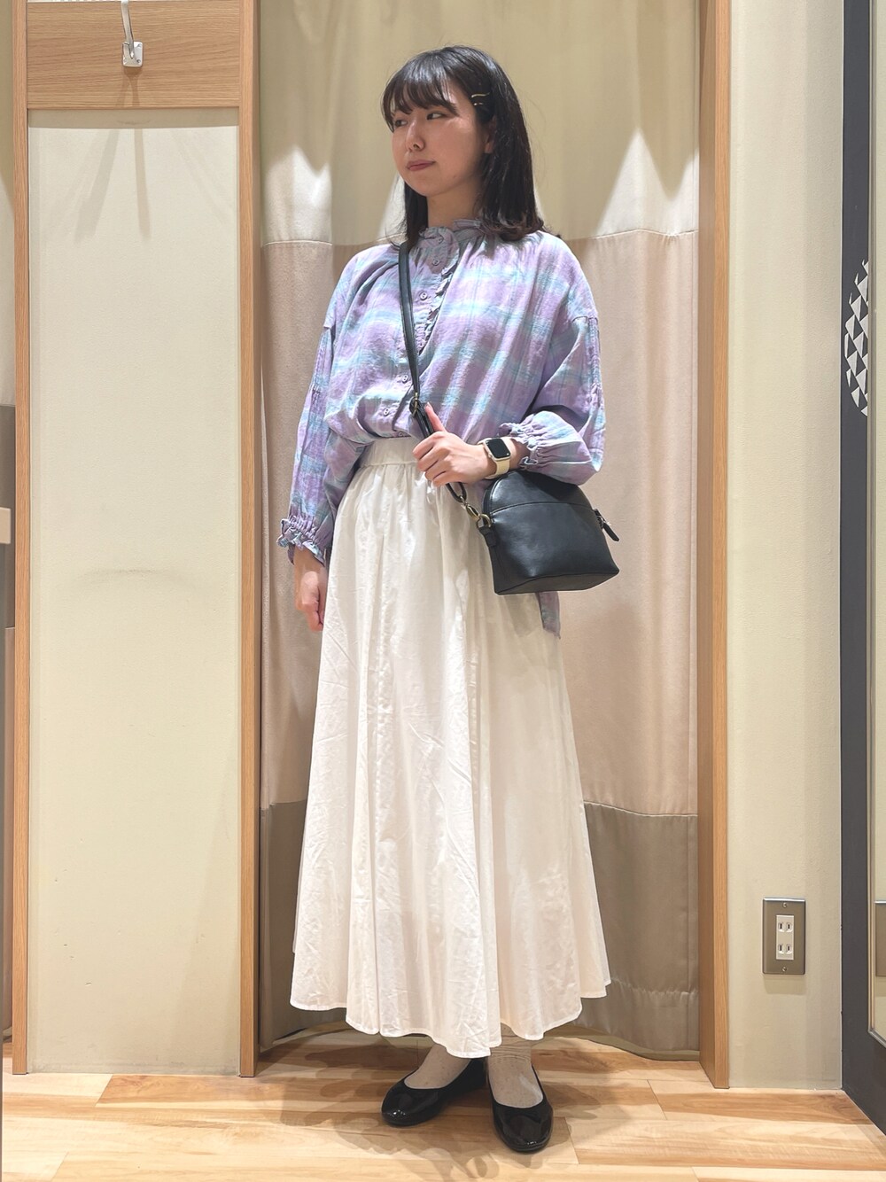 「春夏コーデ、シンプル、春カラー、春のNewスタイル、リネン、サマンサ モスモス(Samansa Mos2)、Samansa Mos2、SM2」｜「Samansa Mos2のラウンドショルダーバッグ（ハンドバッグ、ブラック系）」を使った、もももさん（レディース・165cm）の春コーディネートの1枚目の写真