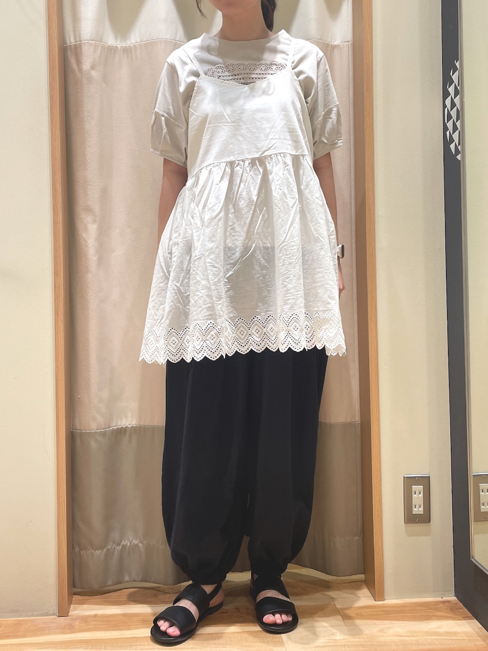 「フリル、サマンサ モスモス(Samansa Mos2)、Samansa Mos2、SM2、キャミチュニック、夏コーデ」｜「Samansa Mos2の【S/XLサイズ WEB限定】ダブルベルトサンダル（サンダル、ブラック系）」を使った、もももさん（レディース・165cm）の春コーディネートの1枚目の写真
