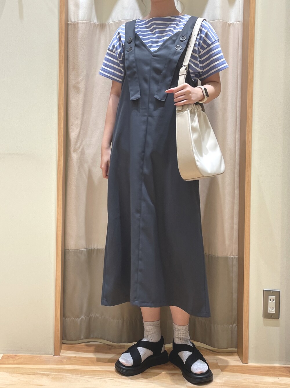 「カジュアルコーデ、初夏コーデ、ボーダー、チャコールグレー、ブルー、サマンサモスモスブルー、Samansa Mos2 blue」｜「Samansa Mos2 blueのワンハンドルナイロンコンビトート（ハンドバッグ、ベージュ系）」を使った、もももさん（レディース・165cm）の春コーディネートの1枚目の写真