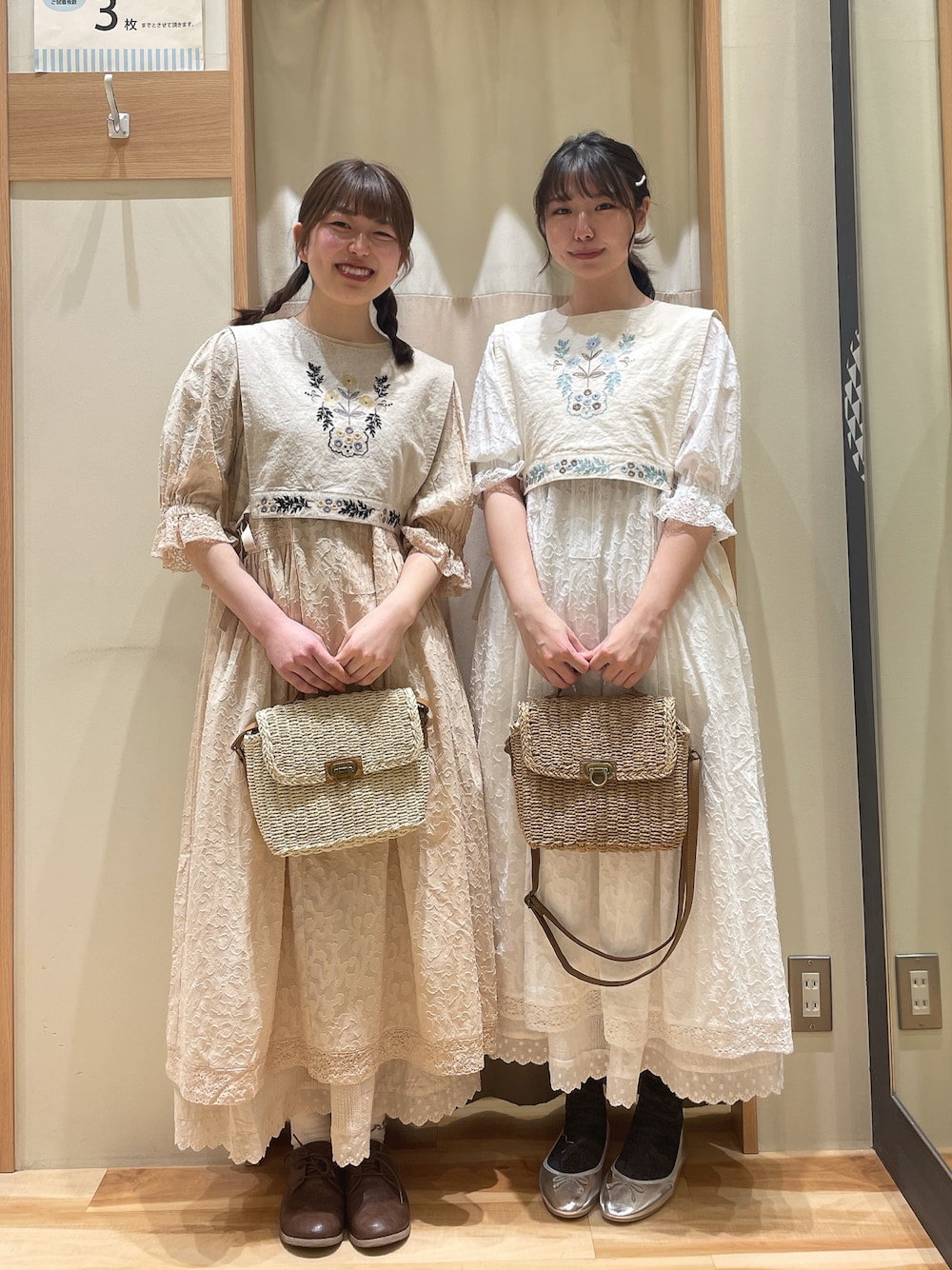 「おでかけコーデ、ワンピーススタイル、双子コーデ、ワンピース、ワントーンコーデ、サマンサ モスモス(Samansa Mos2)、ベスト、刺繍、パッチワーク、スカート、オフホワイト、キナリ、ペーパーバッグ、Samansa Mos2、SM2」｜「Samansa Mos2のペーパーカゴショルダーバッグ（ハンドバッグ、ベージュ系）」を使った、もももさん（レディース・165cm）の春コーディネートの1枚目の写真
