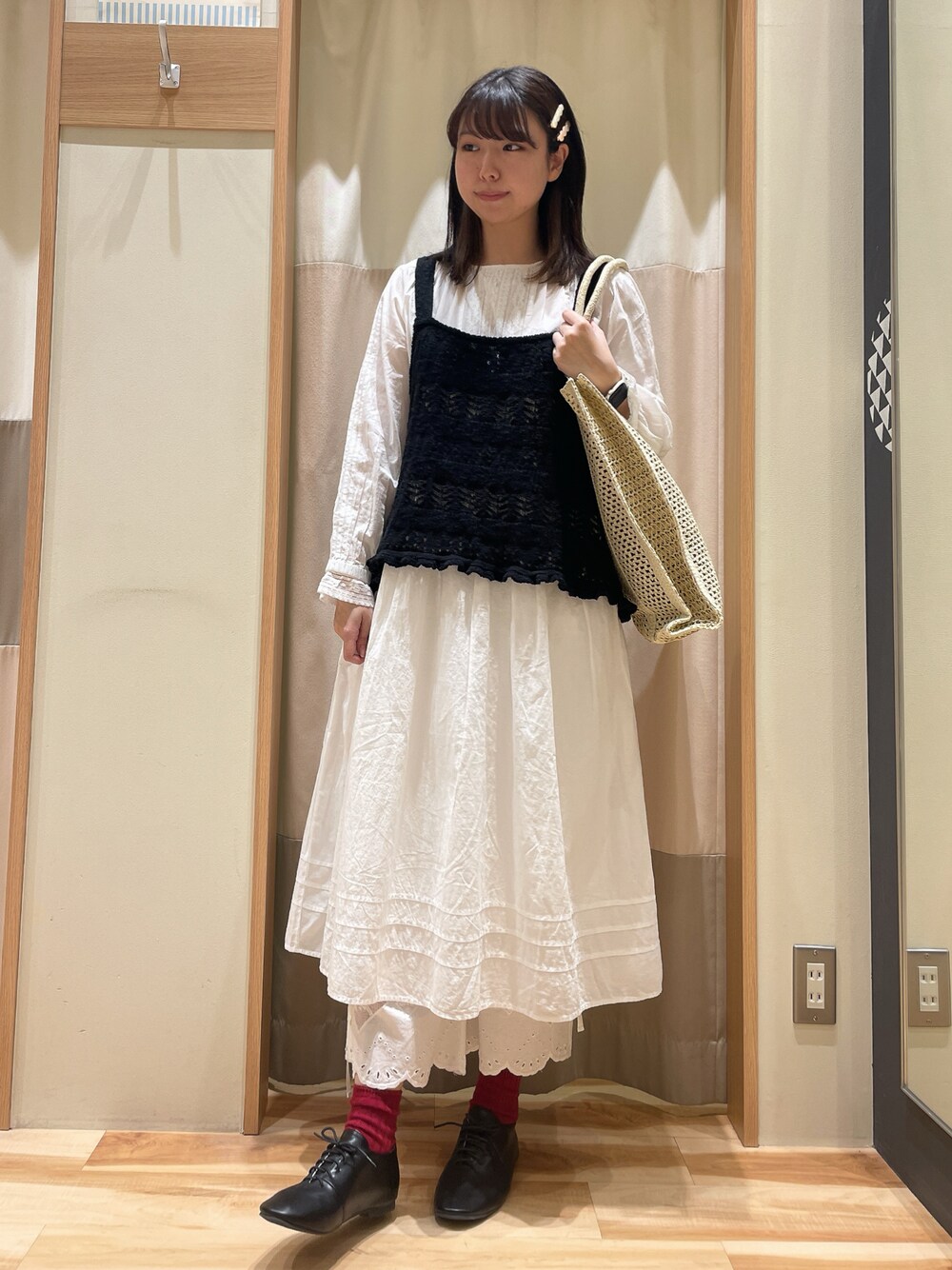 「春のNewスタイル、ビスチェ、春服、サマンサ モスモス(Samansa Mos2)、Samansa Mos2、SM2、ペーパーバッグ、レースアップシューズ、ワンピース、ワントーンコーデ、ペチパンツ、レース、レースワンピース」｜「Samansa Mos2の透かしペーパートートバッグ（ハンドバッグ、ホワイト系）」を使った、もももさん（レディース・165cm）の春コーディネートの1枚目の写真