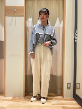 「オフホワイト」｜「アイテム（スニーカー）」を使った、もももさん（レディース・165cm）の春コーディネート