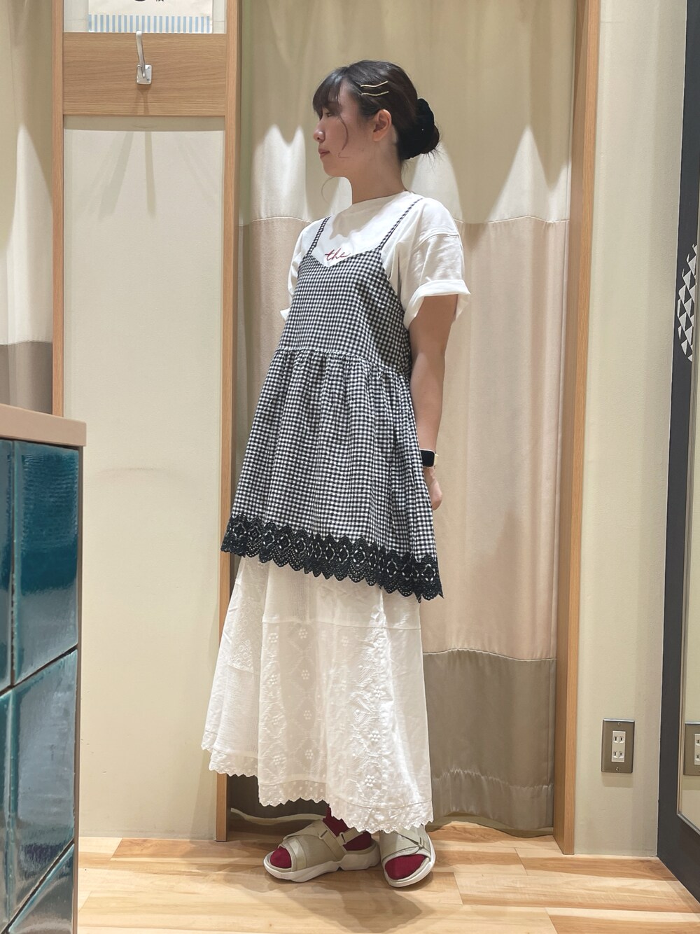 「春夏コーデ、スカートスタイル、ギンガムチェック、Tシャツ、Samansa Mos2、SM2、サマンサ モスモス(Samansa Mos2)」｜「Samansa Mos2の裾スカラップ刺繍キャミチュニック（シャツ/ブラウス、グレー系）」を使った、もももさん（レディース・165cm）の春コーディネートの1枚目の写真