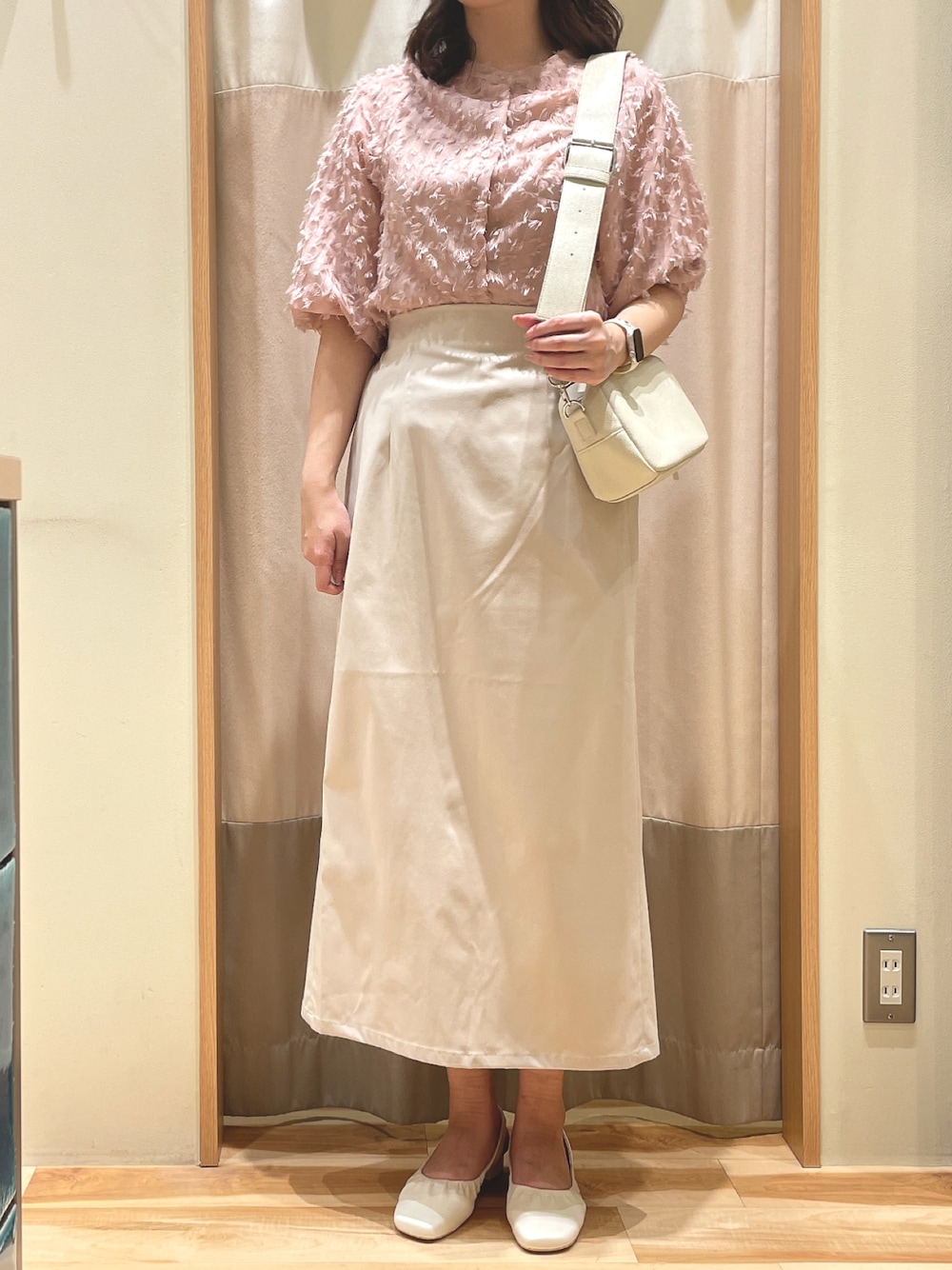 「春服コーデ、シンプルスタイル、きれいめカジュアル、ピンク、スカート、サマンサモスモスブルー、Samansa Mos2 blue」｜「Samansa Mos2 blueの◎前後2wayジャカードギャザーブラウス（シャツ/ブラウス、ピンク系）」を使った、もももさん（レディース・165cm）の春コーディネートの1枚目の写真
