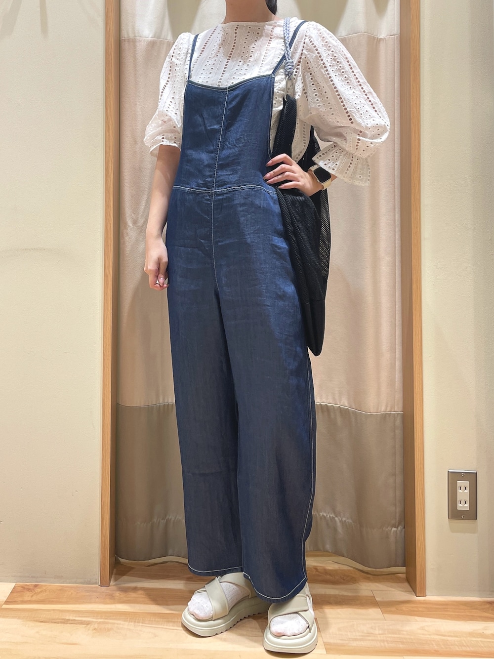 「カジュアルスタイル、春夏コーデ、初夏コーデ、デニム、サマンサモスモスブルー、Samansa Mos2 blue、ブラウス、サロペット」｜「Samansa Mos2 blueのアイテム（シューズ、ホワイト系）」を使った、もももさん（レディース・165cm）の春コーディネートの1枚目の写真