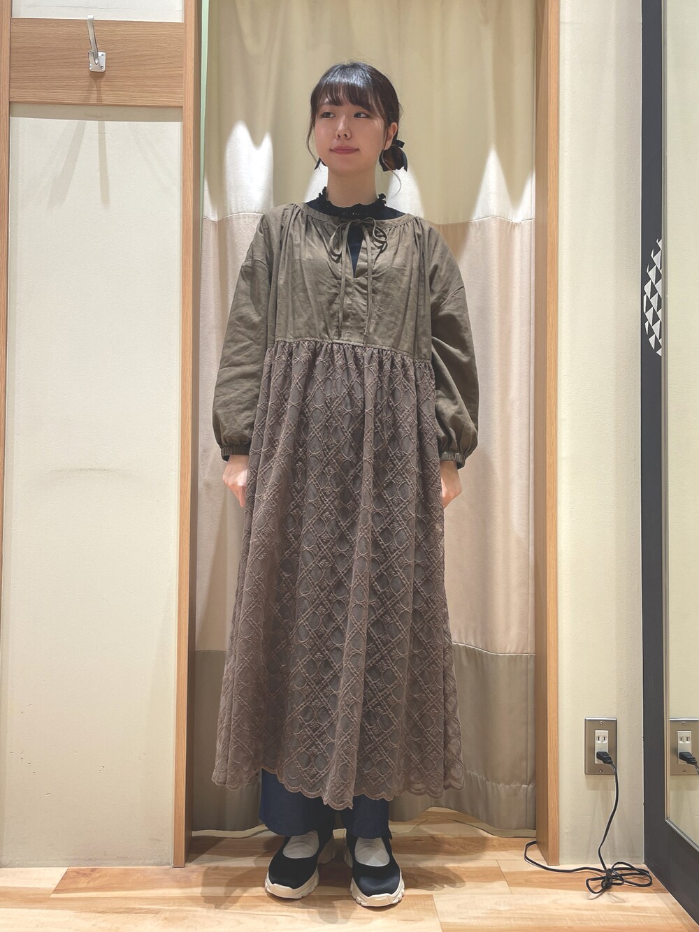 「カーキ、レイヤードスタイル、秋っぽコーデ更新中、サマンサ モスモス(Samansa Mos2)、Samansa Mos2、秋コーデ」｜「Samansa Mos2のワンストラップスニーカー（スニーカー、ブラック系）」を使った、もももさん（レディース・165cm）の秋コーディネートの1枚目の写真