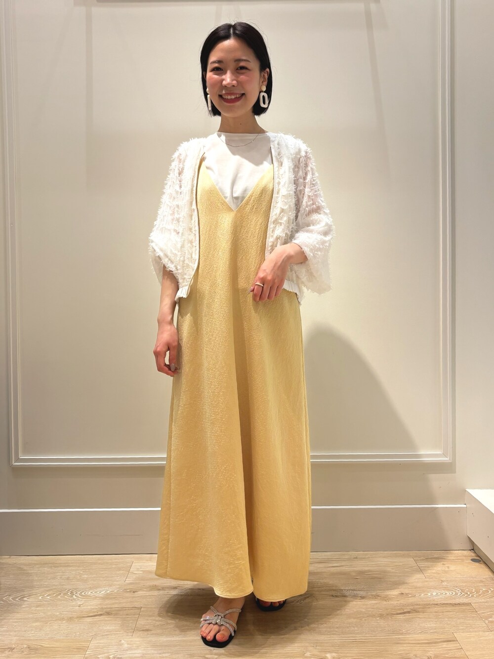 イエロー系のワンピース、ホワイト系のブルゾン、ホワイト系のTシャツ/カットソーを着用したレディースの夏コーディネートの1枚目の写真