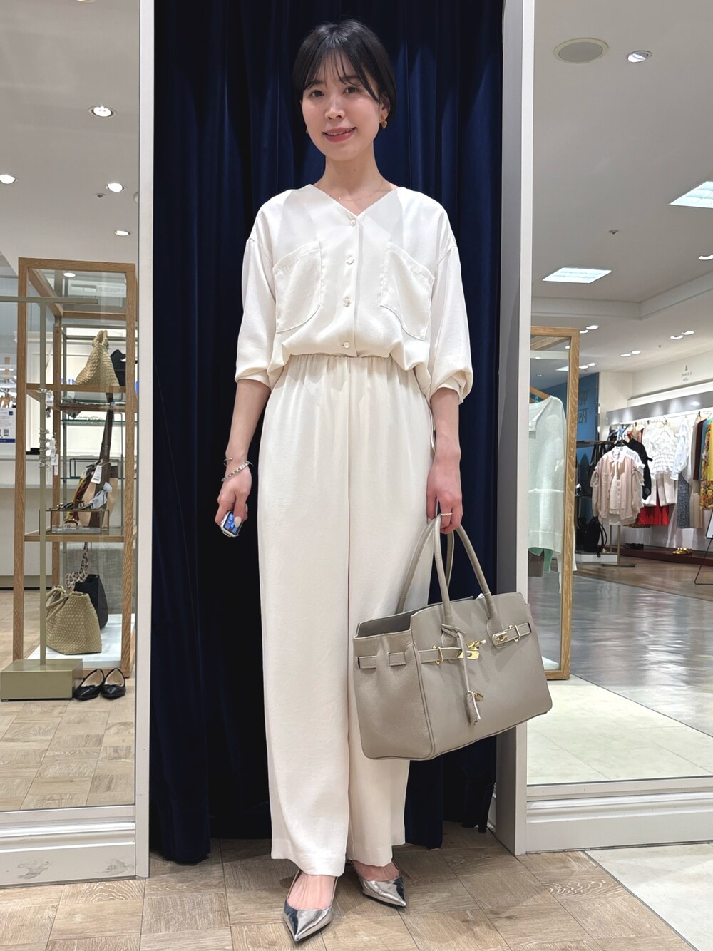 ホワイト系のシャツ/ブラウス、ホワイト系のその他パンツ、ベージュ系のトートバッグを着用したレディースの春コーディネートの1枚目の写真