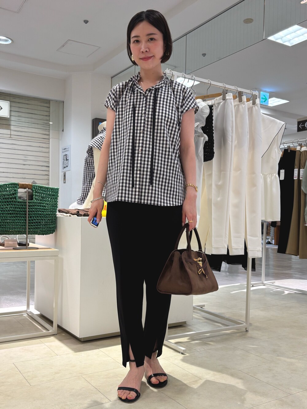 ブルー系のシャツ/ブラウス、ブラック系のその他パンツ、ブラウン系のトートバッグを着用したレディースの夏コーディネートの1枚目の写真