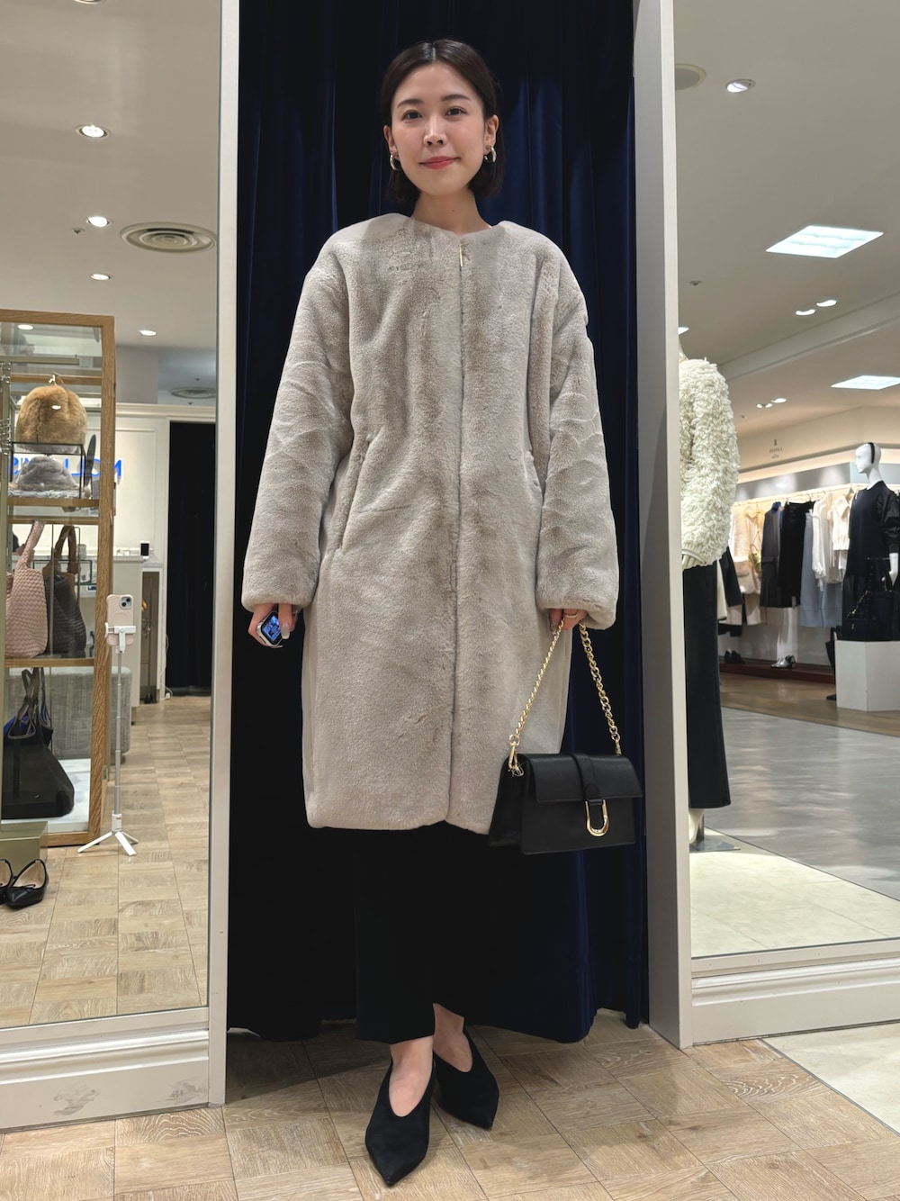 「おしゃ見えテクニック、秋コーデ、休日スタイル、秋服、お出かけコーデ、パンツスタイル、シンプルスタイル、TATRAS、タトラス、ファー、ファーコート、テーパードパンツ、きれいめカジュアル、きれいめコーディネート」｜「NOLLEY’Sのメタルポイントショルダーバッグ（ショルダーバッグ、ブラック系）」を使った、 nolleys   sugimo  さん（レディース・159cm）の秋コーディネートの1枚目の写真