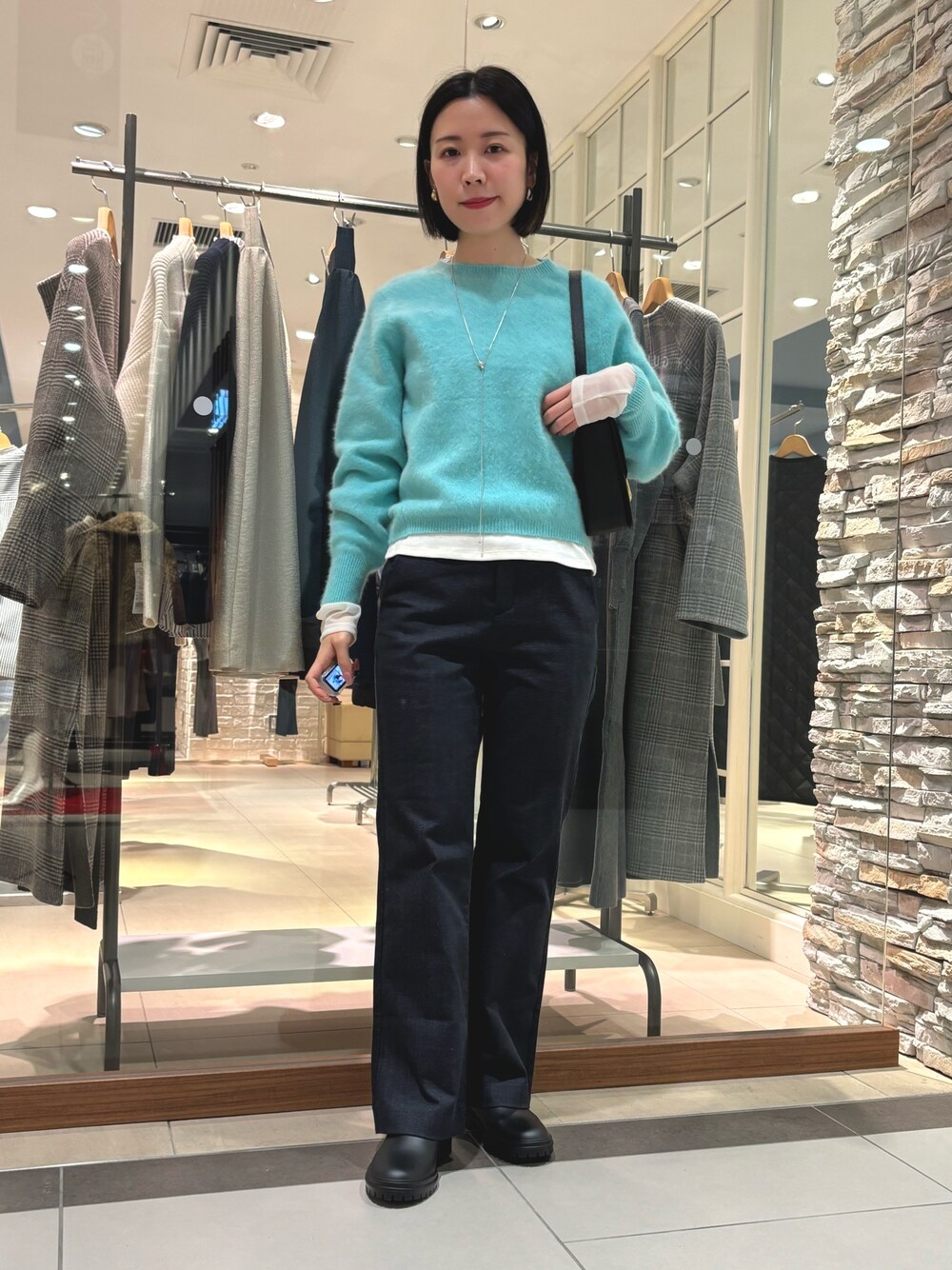 「ファッションを楽しもう、お出かけコーデ、デニム、秋服コーデ、今日のコーデ、シンプルスタイル、キレイめ、ふわふわ、ふわふわニット、ヘアリーニット、グリーン、グリーンニット、シアートップス、レイヤードスタイル、ブラックデニム」｜「NOLLEY’Sのフレアーデニム（その他パンツ、ブラック系）」を使った、 nolleys   sugimo  さん（レディース・159cm）の秋コーディネートの1枚目の写真