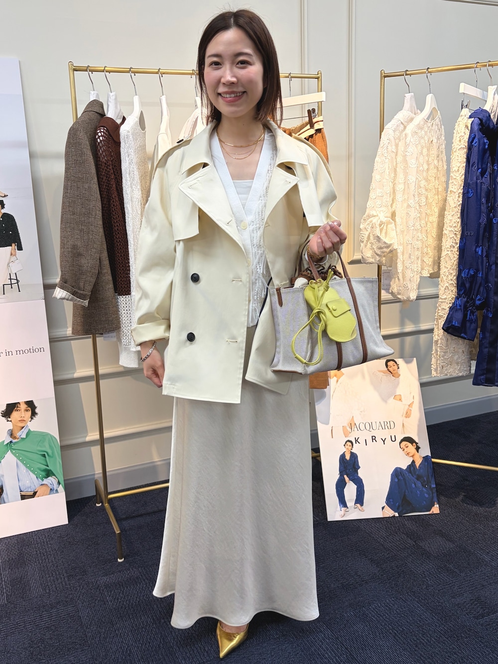 ホワイト系のスカート、ホワイト系のブルゾン、ホワイト系のカーディガン/ボレロを着用したレディースの冬コーディネートの1枚目の写真