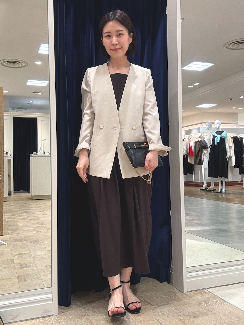「きれいめカジュアル、さらっと晴れやかスナップ、オトナカジュアル、夏ファッション、楽チンコーデ、春夏コーデ、ジャケット、ジャケットスタイル、ジャケットコーデ、ノーカラージャケット、ワンピース、ワンピーススタイル、きれいめコーディネート」｜「NOLLEY’Sのアクティブ コクーンワンピース（ワンピース、ブラウン系）」を使った、 nolleys   sugimo  さん（レディース・159cm）の夏コーディネートの1枚目の写真