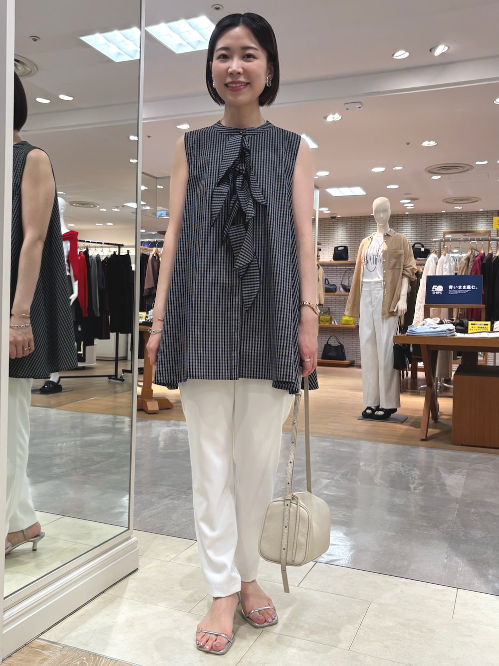 ブラック系のシャツ/ブラウス、ホワイト系のその他パンツ、ホワイト系のショルダーバッグを着用したレディースの夏コーディネートの1枚目の写真